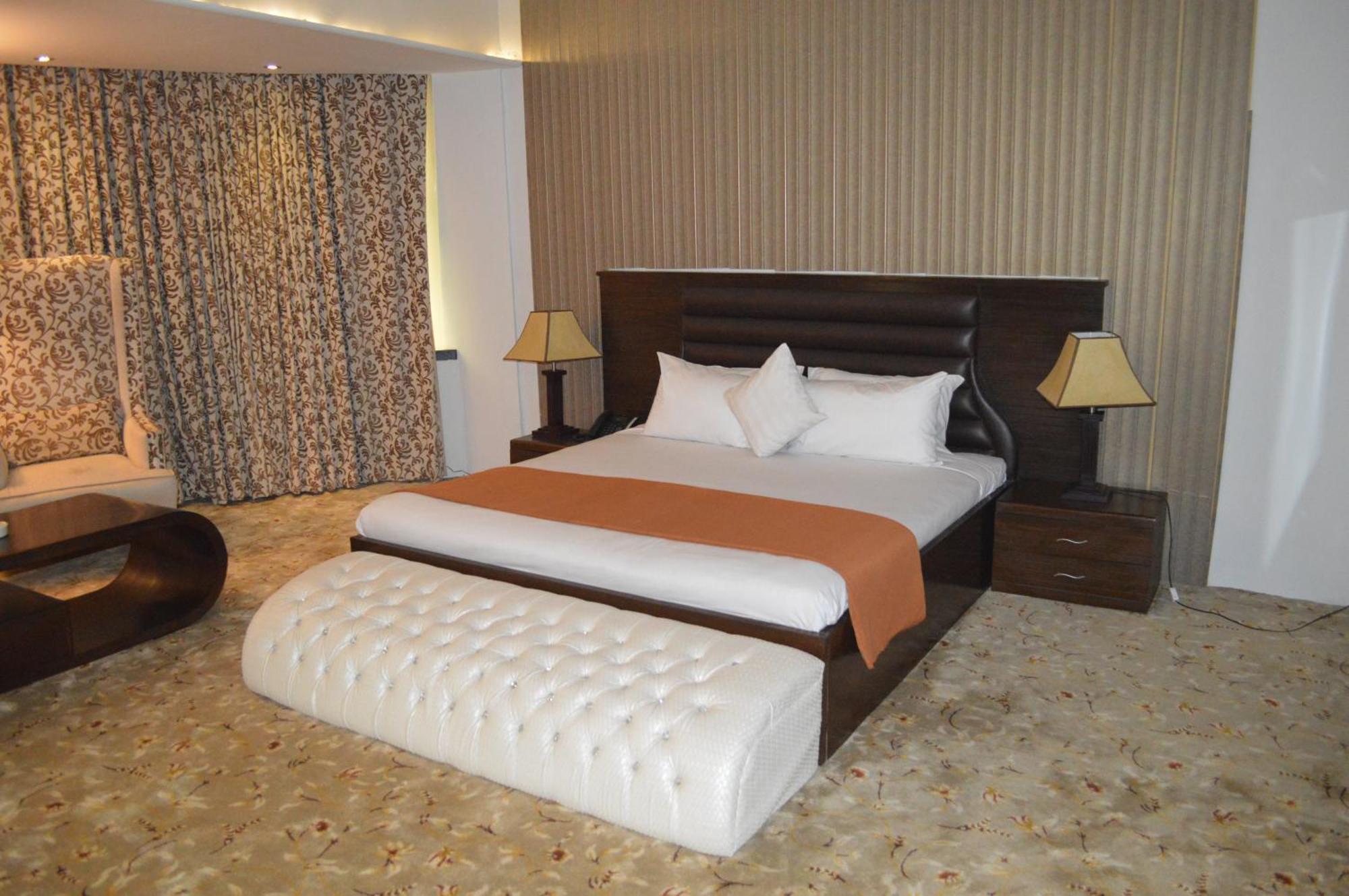 Fort Continental Hotel Peshawar Esterno foto